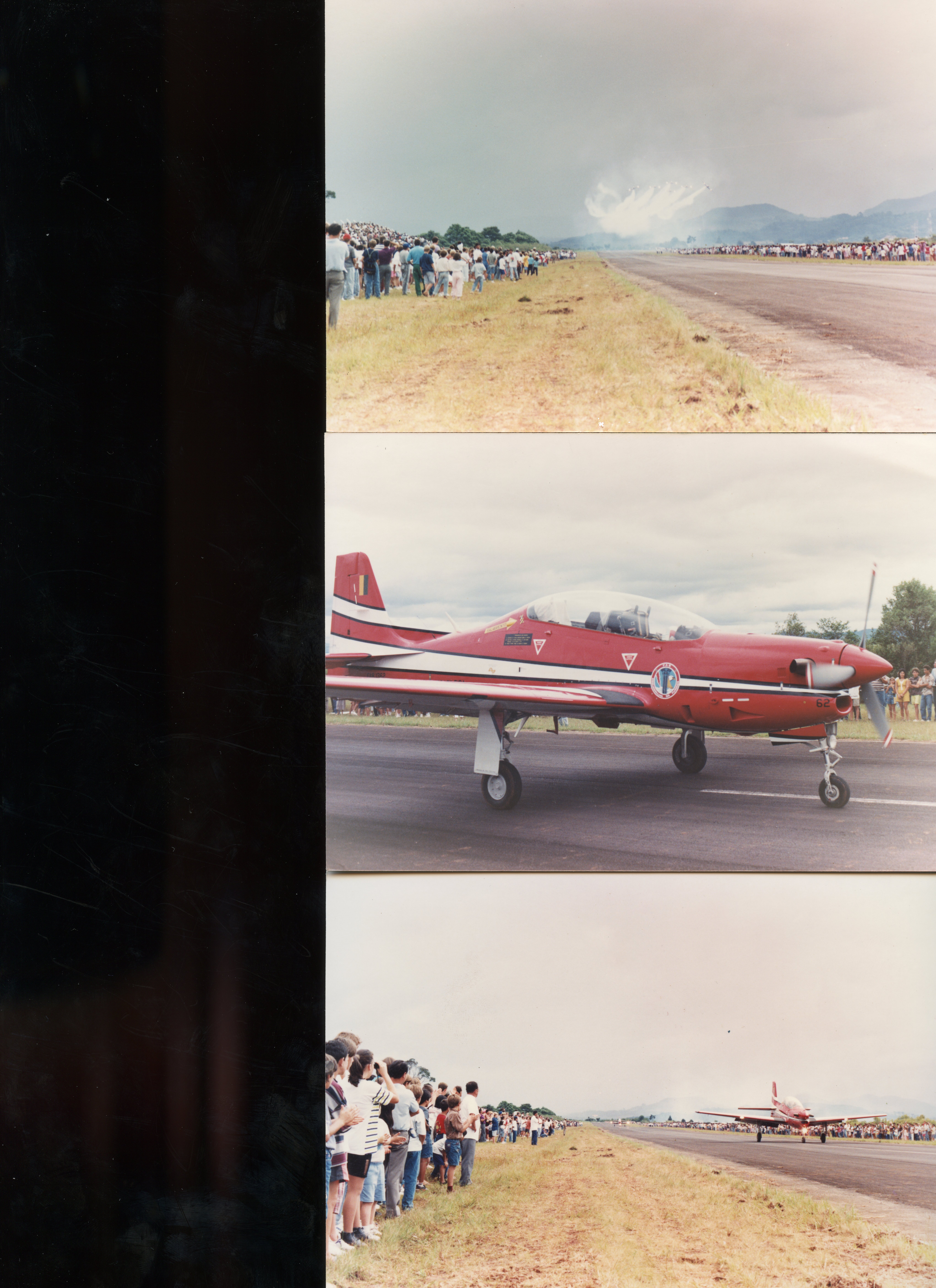 Uma composição de três fotografias que documentam um evento de exibição aérea em um aeródromo. As imagens mostram uma multidão de espectadores observando uma aeronave de treinamento militar, possivelmente um Embraer T-27 Tucano, em uma pista de pouso durante um dia nublado.