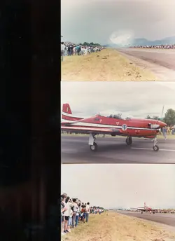 Uma composição de três fotografias que documentam um evento de exibição aérea em um aeródromo. As imagens mostram uma multidão de espectadores observando uma aeronave de treinamento militar, possivelmente um Embraer T-27 Tucano, em uma pista de pouso durante um dia nublado.