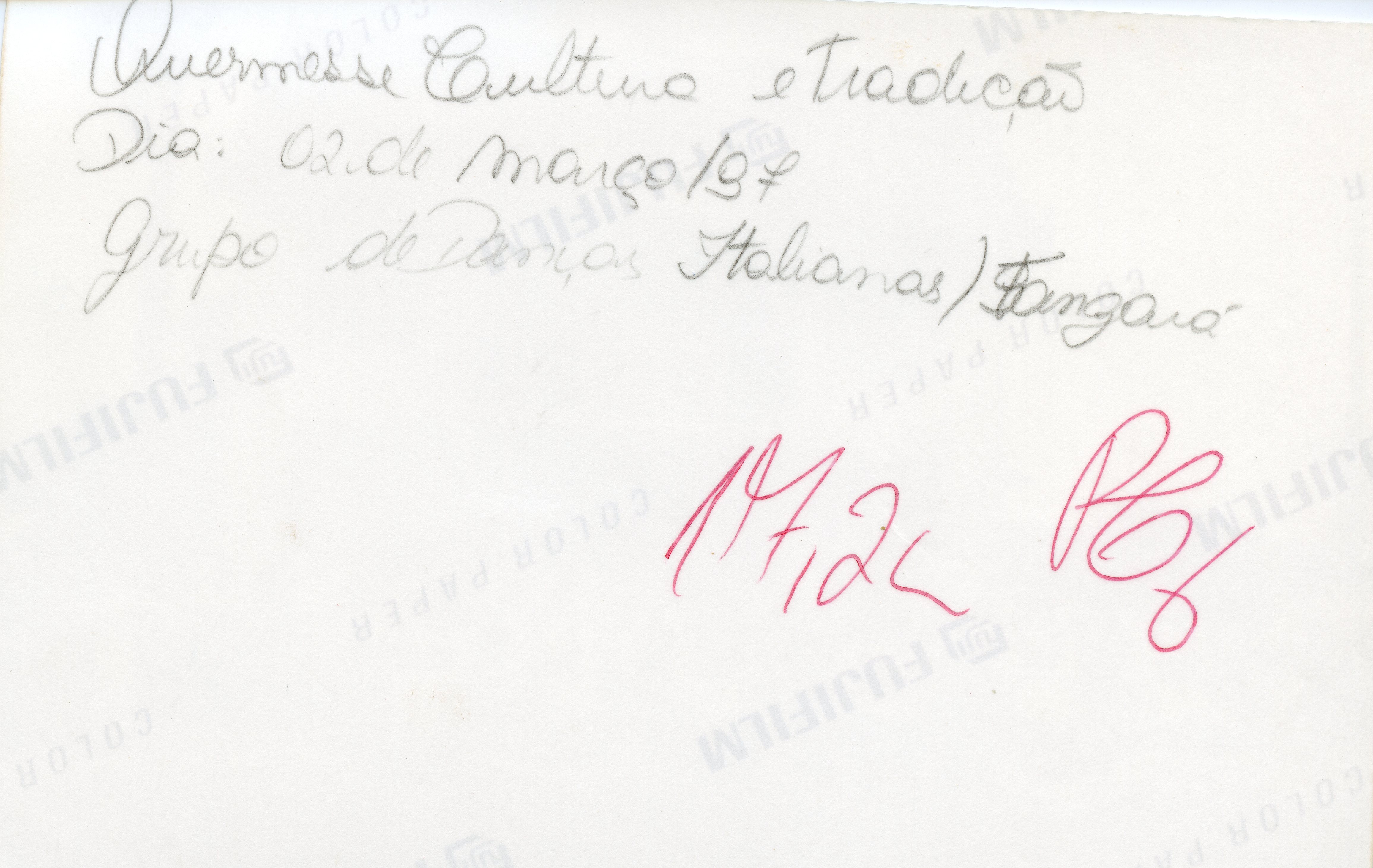 O verso de uma fotografia contendo anotações manuscritas sobre um evento cultural, especificamente uma quermesse e apresentações de um grupo de danças italianas. O texto menciona a data de 02 de março de 1987 e a localidade de Tangará, indicando um registro de memória comunitária e tradições locais.