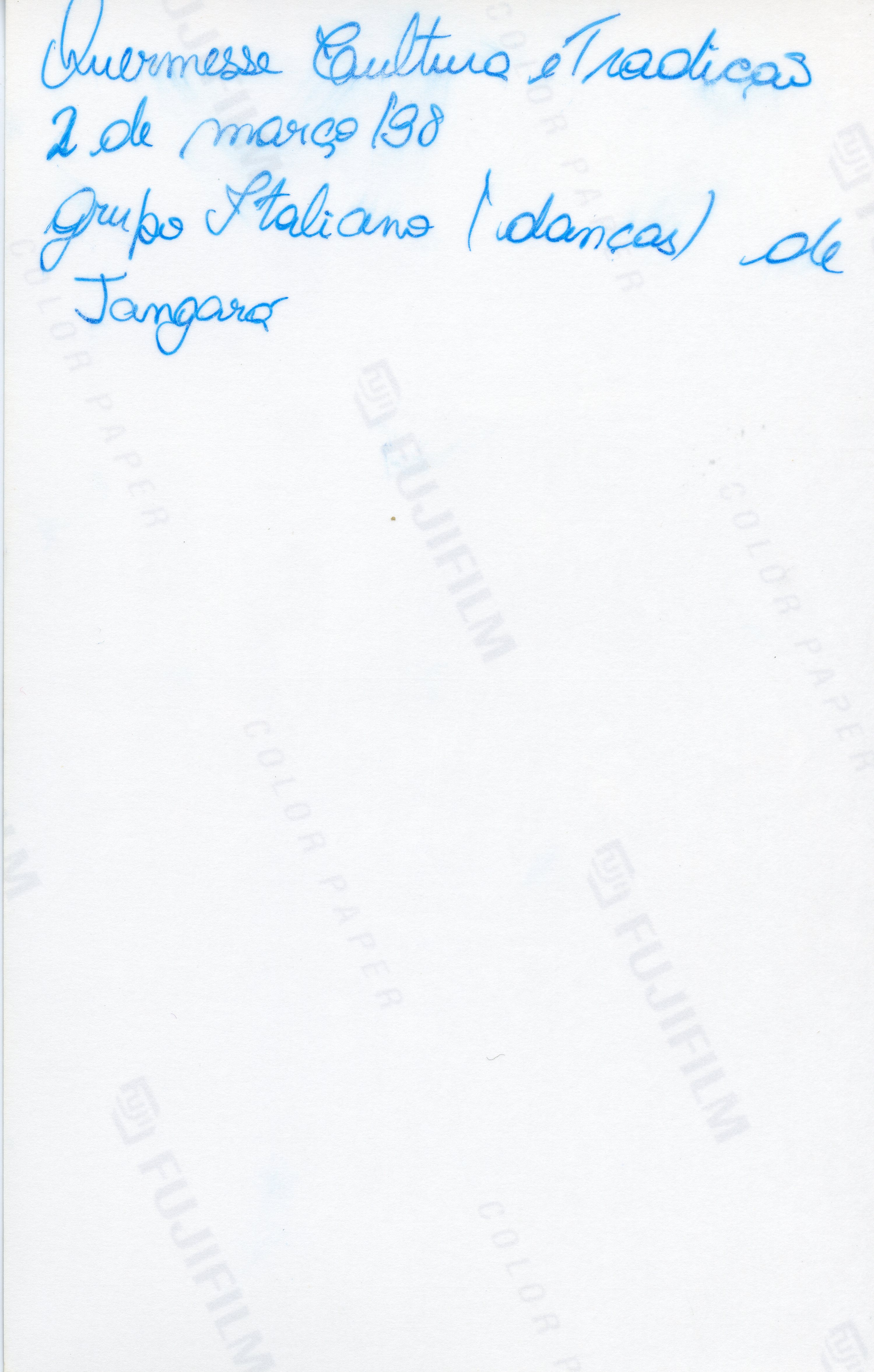 O verso de uma fotografia contendo uma anotação manuscrita em tinta azul sobre um evento cultural. O texto menciona uma 'Quermesse Cultura e Tradições' realizada em 2 de março de 1998, envolvendo um grupo de danças italianas de Tangará.