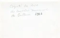 O verso de uma fotografia contendo uma inscrição manuscrita em tinta preta. O texto identifica o evento como o 'Coquetel de Posse do Conselho Municipal de Cultura' ocorrido em 1993, servindo como registro documental de uma atividade cultural local.