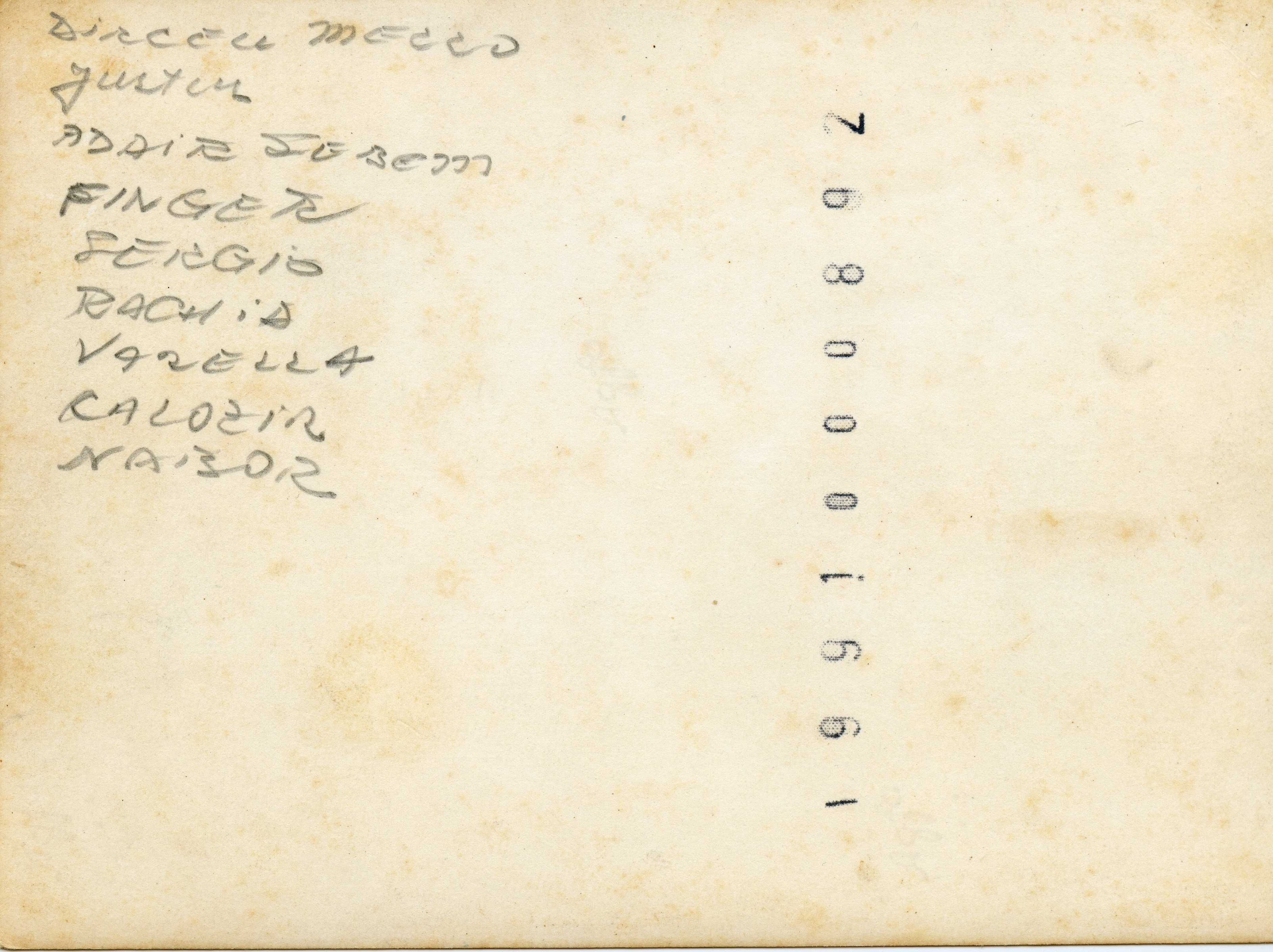 O verso de uma fotografia antiga contendo uma lista de nomes manuscritos e uma numeração de revelação impressa na margem. O papel apresenta sinais de envelhecimento e manchas amareladas típicas de fotografias guardadas por décadas.