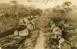 Uma representação visual, possivelmente uma pintura ou fotografia antiga, retratando um povoado em Caxias, Rio Grande do Sul. A imagem mostra casas de madeira simples dispostas ao longo de uma estrada de terra, cercadas por uma paisagem de desmatamento e araucárias, sugerindo o período inicial da colonização na região.