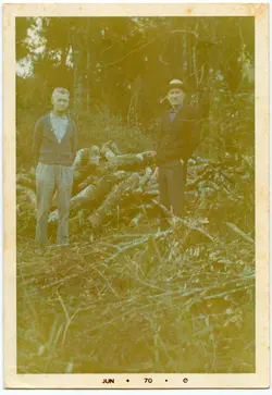 Fotografia de dois homens de meia-idade posando em uma área rural, possivelmente em um contexto de desmatamento ou manejo de madeira. A imagem apresenta um tom sépia característico de fotografias antigas e traz a data de junho de 1970 na margem inferior.
