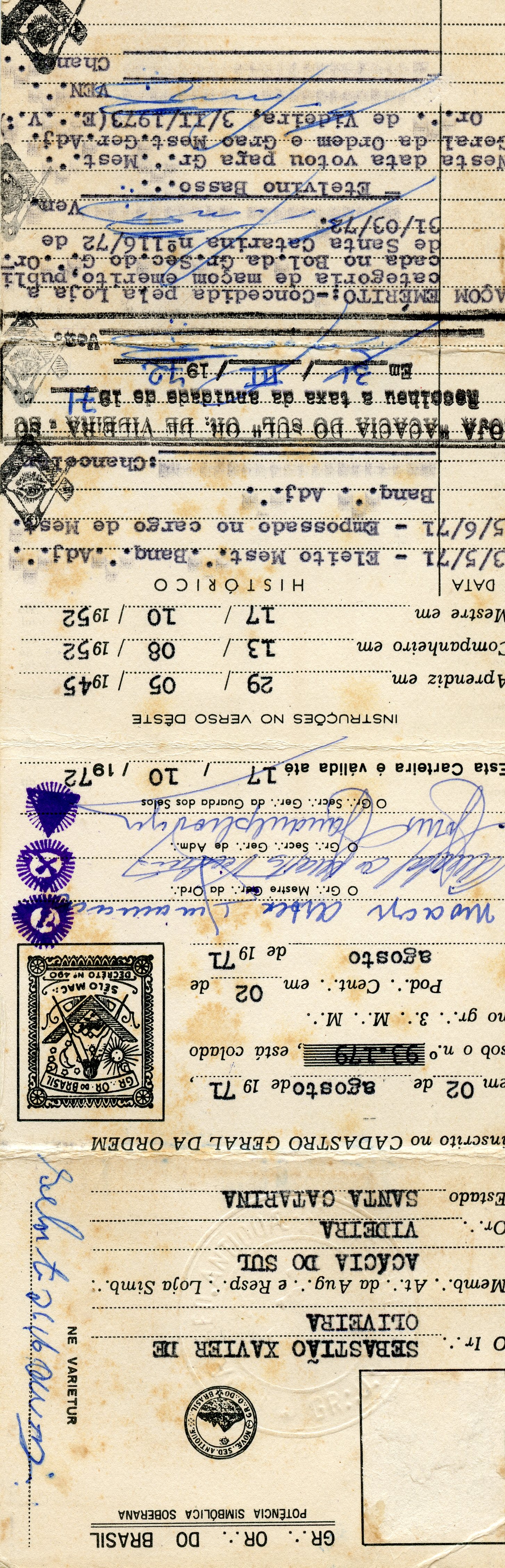 Este documento parece ser um registro histórico, possivelmente uma carteira ou certificado, com várias datas e selos. As informações escritas e impressas sugerem um contexto administrativo ou de filiação, com menções a "Ordem", "Mestre", "Loja Simb.", e datas que remetem a meados do século XX. A presença de selos e carimbos, incluindo um do "GR. DO BRASIL", indica uma formalidade e um período histórico específico.