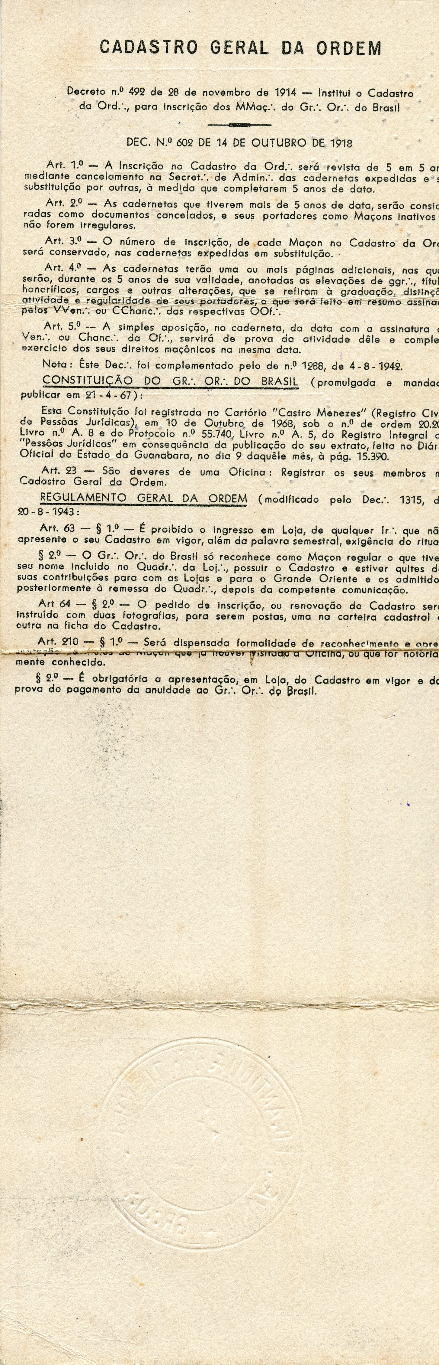 Documento oficial com o título 'CADASTRO GERAL DA ORDEM'. Contém decretos e regulamentos datados de 1914, 1918 e 1943, com artigos detalhando regras para inscrição, cadernetas e procedimentos. O documento parece ser um registro formal de uma ordem ou instituição, possivelmente maçônica, com um selo em relevo na parte inferior.