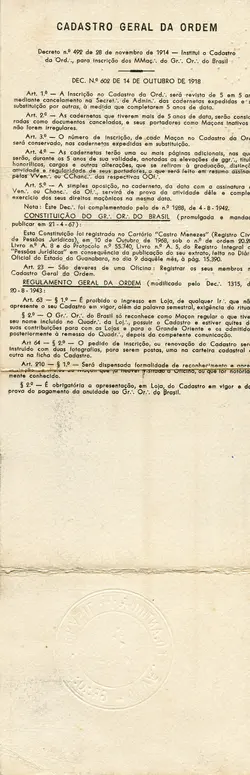 Documento oficial com o título 'CADASTRO GERAL DA ORDEM'. Contém decretos e regulamentos datados de 1914, 1918 e 1943, com artigos detalhando regras para inscrição, cadernetas e procedimentos. O documento parece ser um registro formal de uma ordem ou instituição, possivelmente maçônica, com um selo em relevo na parte inferior.