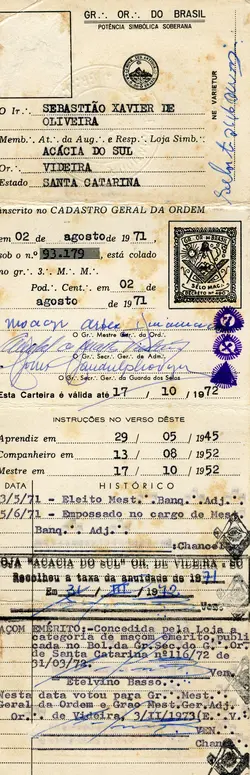 Este documento parece ser um registro histórico, possivelmente uma carteira ou certificado, com várias datas e selos. As informações escritas e impressas sugerem um contexto administrativo ou de filiação, com menções a "Ordem", "Mestre", "Loja Simb.", e datas que remetem a meados do século XX. A presença de selos e carimbos, incluindo um do "GR. DO BRASIL", indica uma formalidade e um período histórico específico.