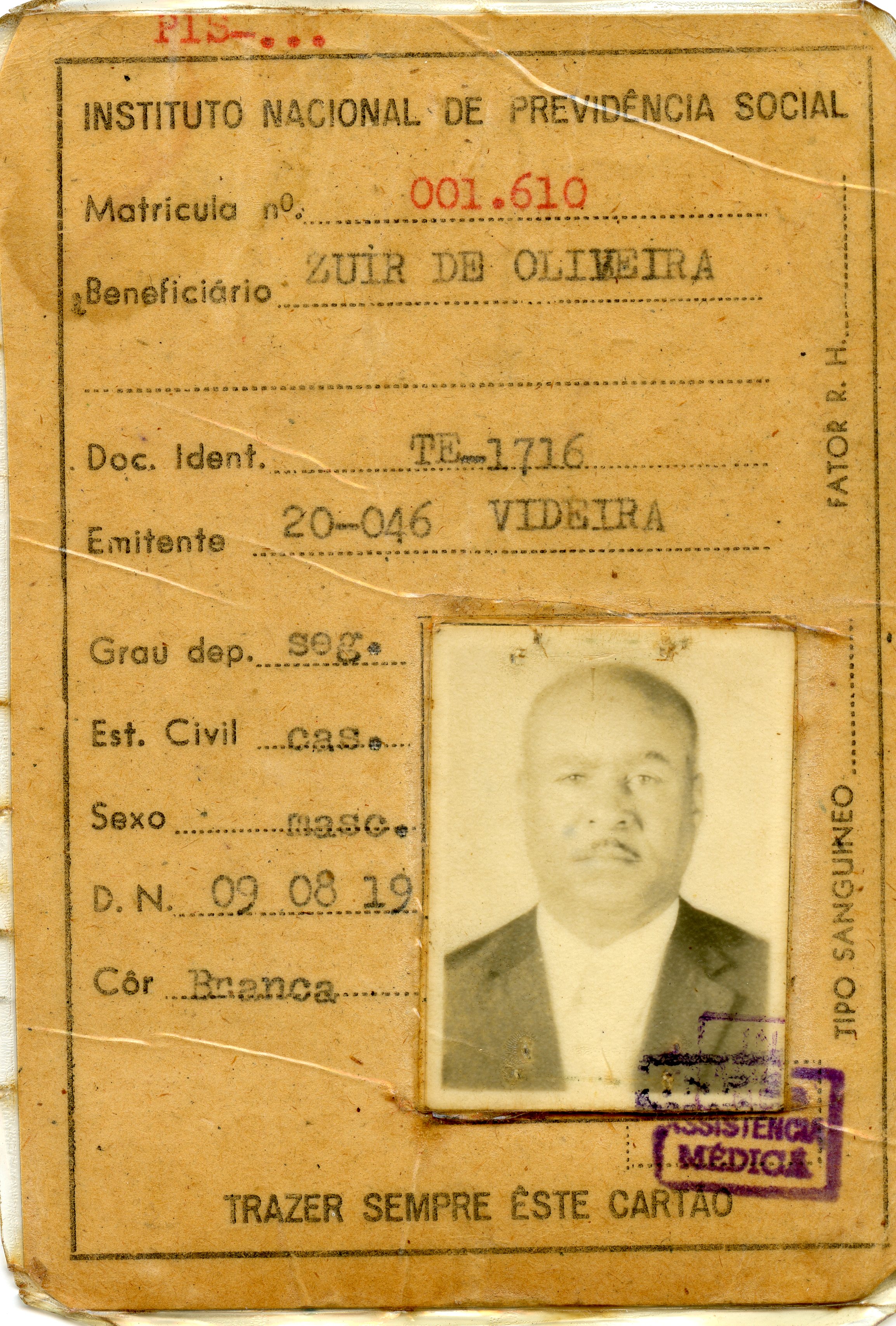 Este é um cartão de identificação do Instituto Nacional de Previdência Social, emitido em Videira. O documento contém informações pessoais como nome, matrícula, documento de identidade, data de nascimento e tipo sanguíneo, além de uma fotografia do beneficiário. O estado de conservação sugere que seja um documento antigo, possivelmente da segunda metade do século XX.