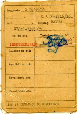 Este é um documento antigo, possivelmente uma carteira de identidade ou benefício, com texto em português e carimbos. A cor amarelada do papel, a tipografia e o estilo dos carimbos sugerem que o documento é da metade do século XX. O texto indica campos para informações como 'Segurado', 'Prot.', 'Empreg.', 'válido até', e 'Revalidada até', além de um número de registro NB/42-7395075. A presença de carimbos em azul e vermelho, um deles com a inscrição 'INETERMINADO', sugere que o documento foi utilizado e validado em algum momento.