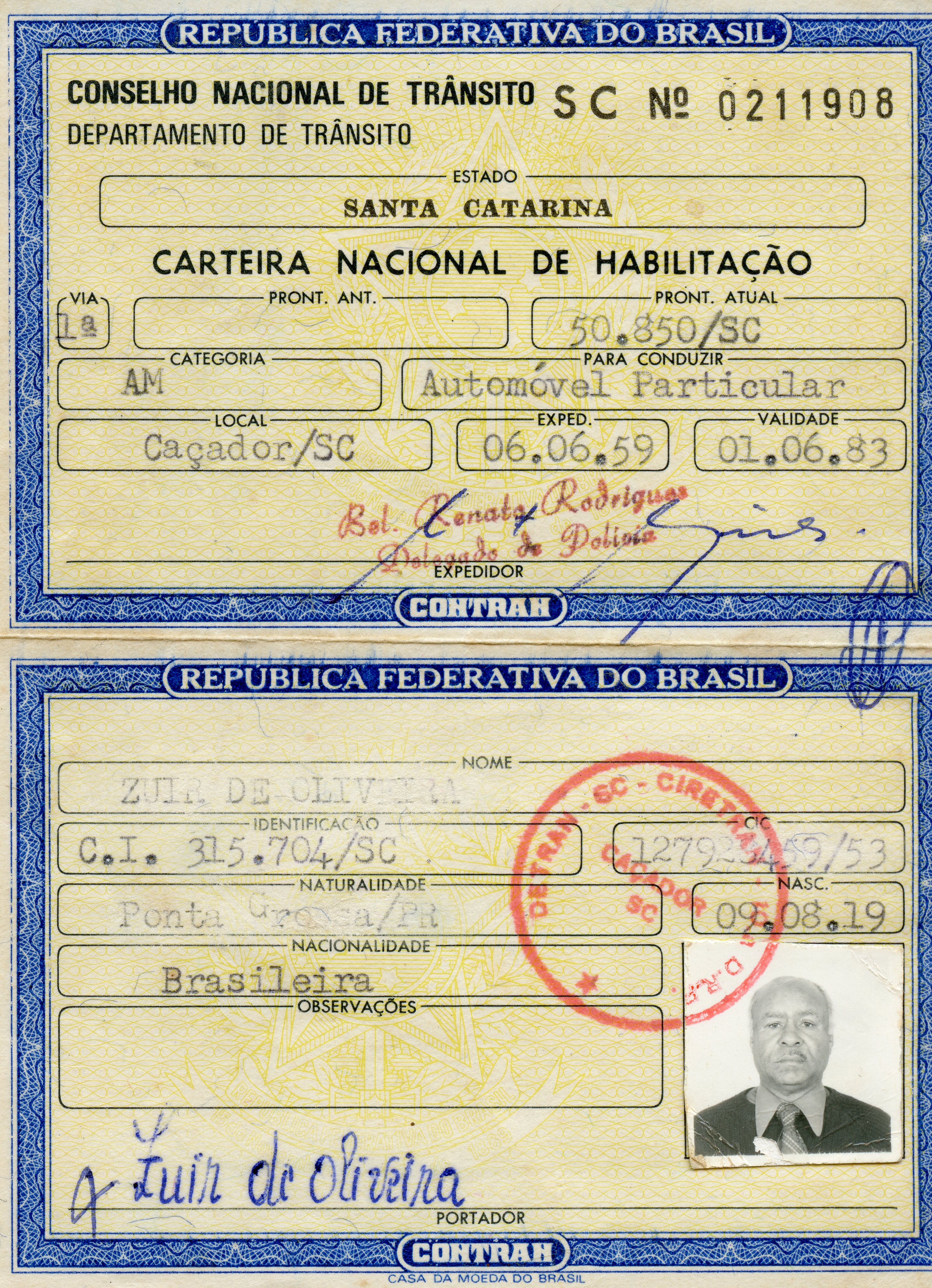 Este documento apresenta duas partes de uma Carteira Nacional de Habilitação (CNH) do Brasil, emitidas pelo Departamento de Trânsito de Santa Catarina. A parte superior detalha a emissão de uma carteira em 1959, com validade até 1983, para conduzir automóvel particular. A parte inferior exibe os dados de uma pessoa, incluindo nome, naturalidade, nacionalidade e uma fotografia, com data de nascimento em 1959. Ambos os documentos são de natureza oficial.