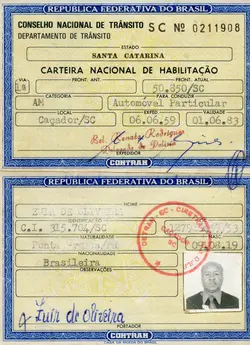 Este documento apresenta duas partes de uma Carteira Nacional de Habilitação (CNH) do Brasil, emitidas pelo Departamento de Trânsito de Santa Catarina. A parte superior detalha a emissão de uma carteira em 1959, com validade até 1983, para conduzir automóvel particular. A parte inferior exibe os dados de uma pessoa, incluindo nome, naturalidade, nacionalidade e uma fotografia, com data de nascimento em 1959. Ambos os documentos são de natureza oficial.