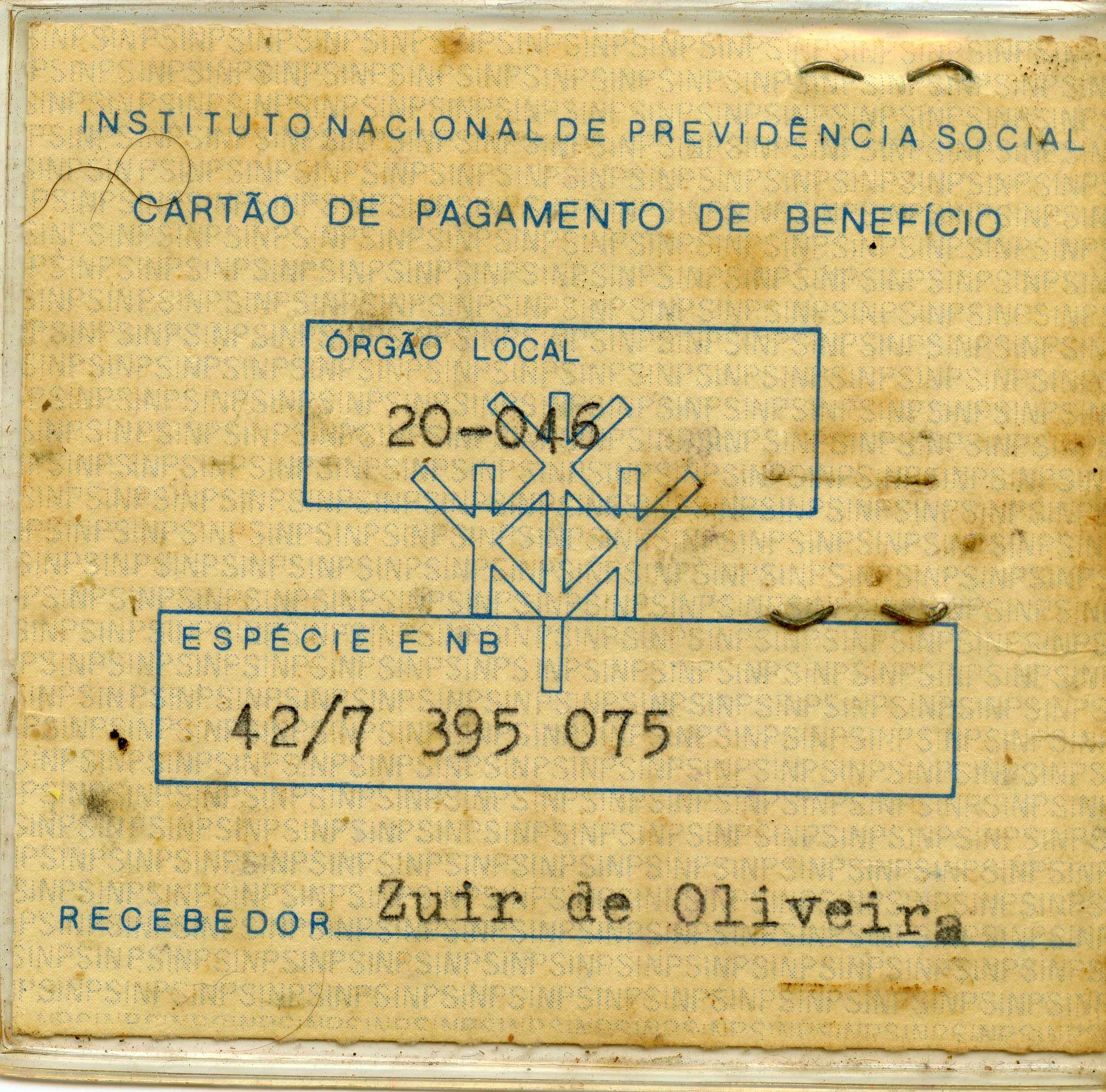 Este é um cartão de pagamento de benefício do Instituto Nacional de Previdência Social (INPS). O documento, datado de uma época em que o INPS era a entidade responsável pela previdência social no Brasil, contém informações sobre o órgão local, um número de identificação e o nome do recebedor. A aparência envelhecida sugere que é um documento histórico.