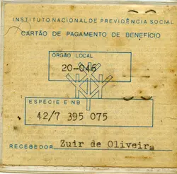 Este é um cartão de pagamento de benefício do Instituto Nacional de Previdência Social (INPS). O documento, datado de uma época em que o INPS era a entidade responsável pela previdência social no Brasil, contém informações sobre o órgão local, um número de identificação e o nome do recebedor. A aparência envelhecida sugere que é um documento histórico.