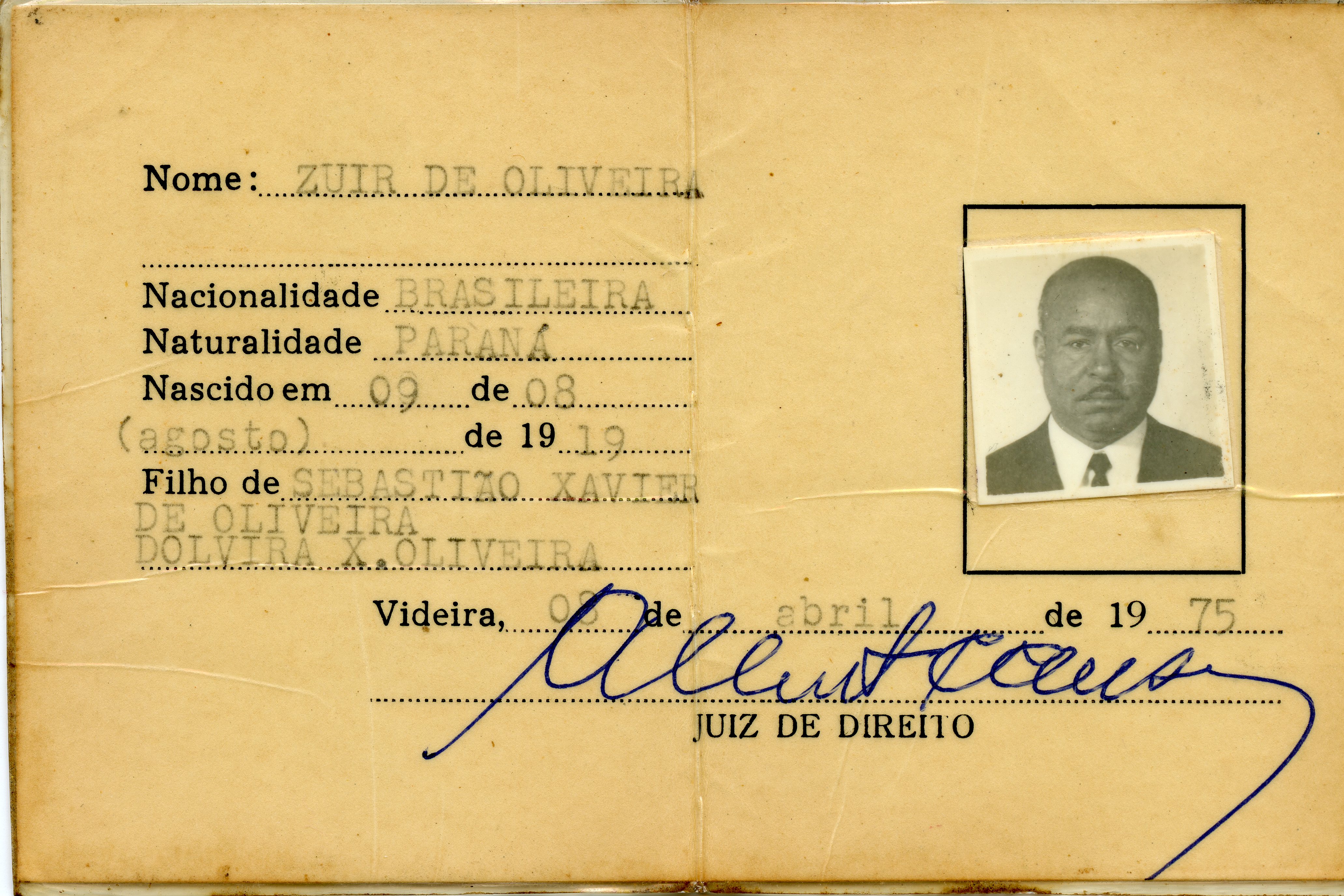 Este documento parece ser um registro de identidade ou certidão, possivelmente emitido em Videira, Santa Catarina. Contém informações pessoais como nome, nacionalidade, naturalidade, data de nascimento e filiação, além de uma fotografia em preto e branco do titular e uma assinatura com carimbo de "Juiz de Direito". A aparência do papel e a fotografia sugerem que o documento é da segunda metade do século XX.