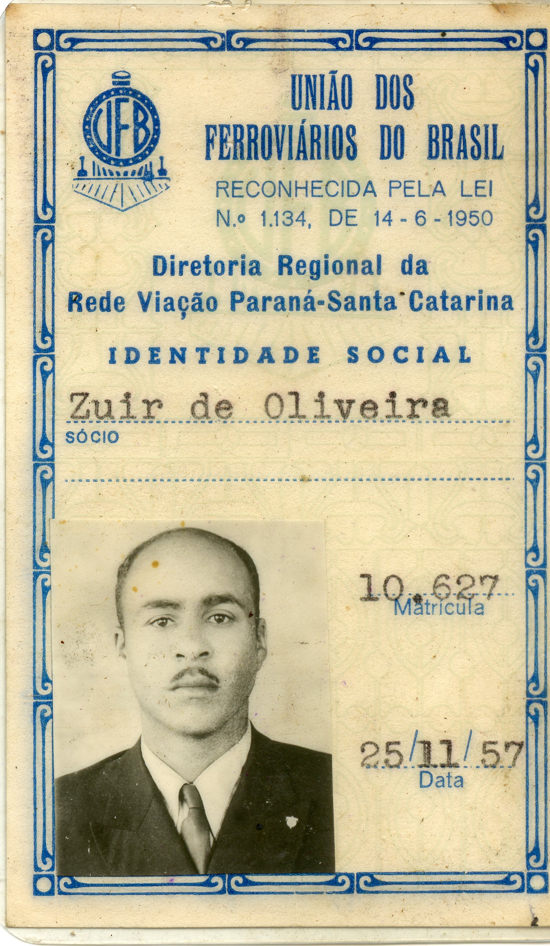 Este é um documento de identidade social da União dos Ferroviários do Brasil, emitido pela Diretoria Regional da Rede Viação Paraná-Santa Catarina. A fotografia em preto e branco mostra um homem com traje social, e as datas indicam que o documento é da segunda metade do século XX, provavelmente relacionado a um evento ou registro de associação.