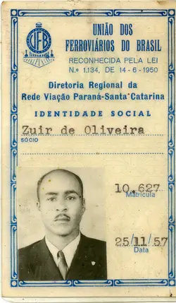 Este é um documento de identidade social da União dos Ferroviários do Brasil, emitido pela Diretoria Regional da Rede Viação Paraná-Santa Catarina. A fotografia em preto e branco mostra um homem com traje social, e as datas indicam que o documento é da segunda metade do século XX, provavelmente relacionado a um evento ou registro de associação.