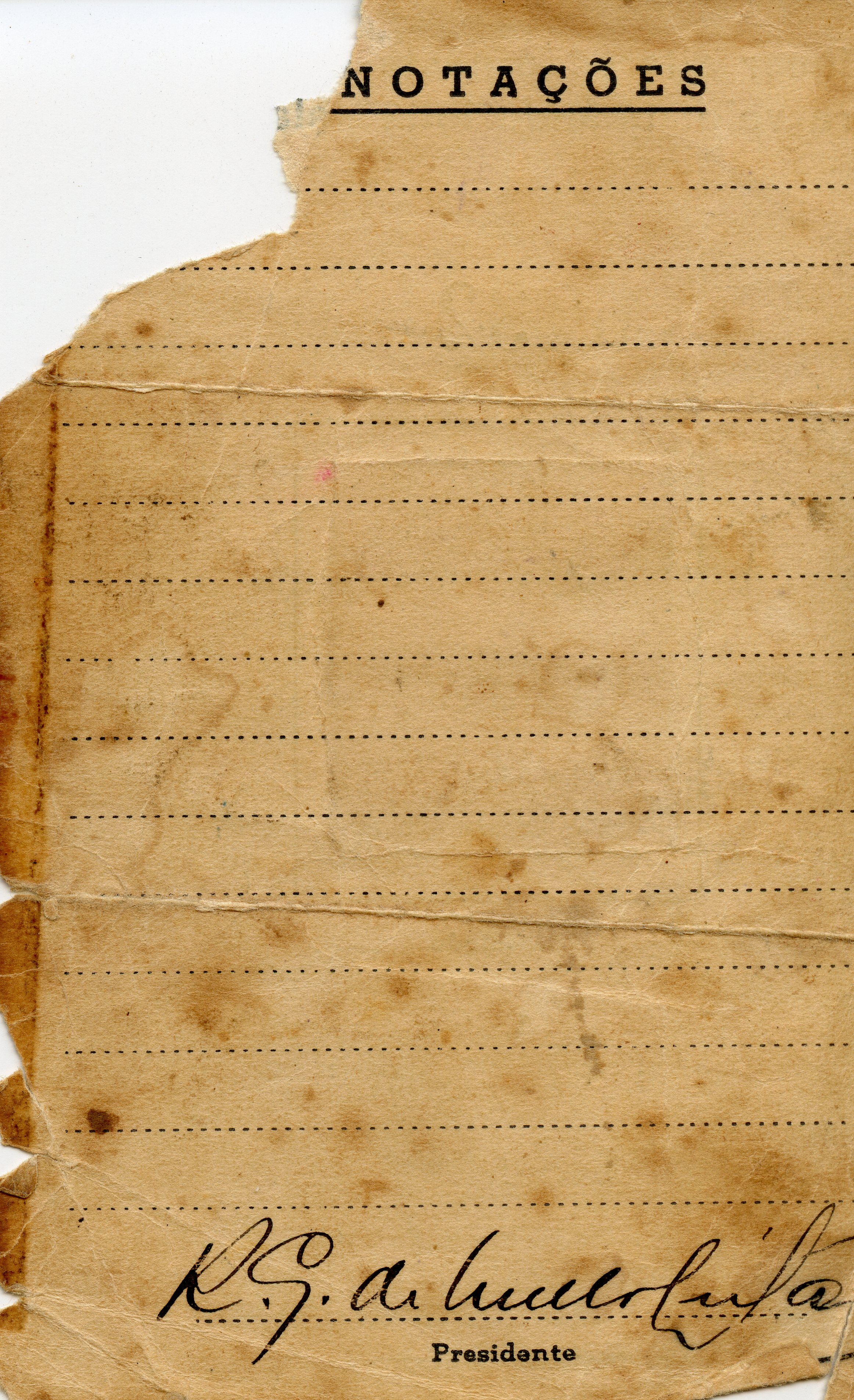 Fragmento de um documento oficial ou formulário antigo com o título 'NOTAÇÕES' impresso no topo. O papel apresenta sinais claros de envelhecimento, como manchas de oxidação e bordas rasgadas, contendo uma assinatura manuscrita na parte inferior acima da palavra 'Presidente'.