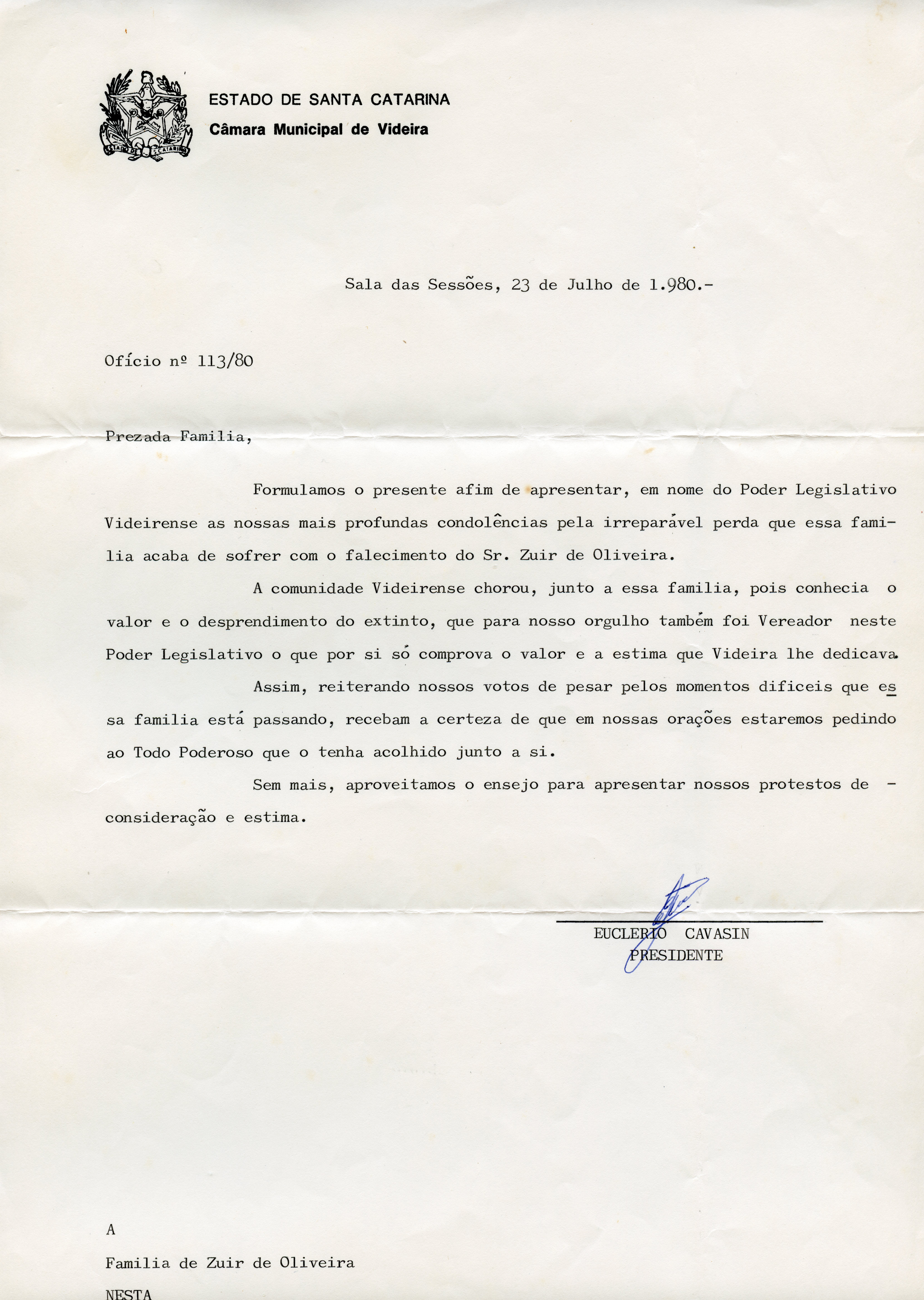 Documento oficial da Câmara Municipal de Videira, Santa Catarina, datado de 1980. Trata-se de um ofício de condolências enviado à família de Zuir de Oliveira, ex-vereador local, assinado pelo presidente da câmara da época.