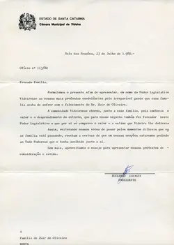 Documento oficial da Câmara Municipal de Videira, Santa Catarina, datado de 1980. Trata-se de um ofício de condolências enviado à família de Zuir de Oliveira, ex-vereador local, assinado pelo presidente da câmara da época.