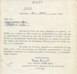 Documento oficial datilografado emitido em Curitiba no ano de 1975, referente à integração de um funcionário aos quadros da RFFSA sob o regime da CLT. O texto comunica a disponibilidade de assentamentos funcionais para retirada, com assinatura manuscrita e carimbo de um assessor do setor regional.