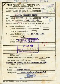 Documento oficial da Rede Ferroviária Federal S.A. (RFFSA) datado de 1970, referente à comunicação de alta de um funcionário após acidente de trabalho. O formulário contém carimbos administrativos, assinaturas e informações datilografadas, indicando o contexto de gestão ferroviária em Herval d'Oeste, Santa Catarina.