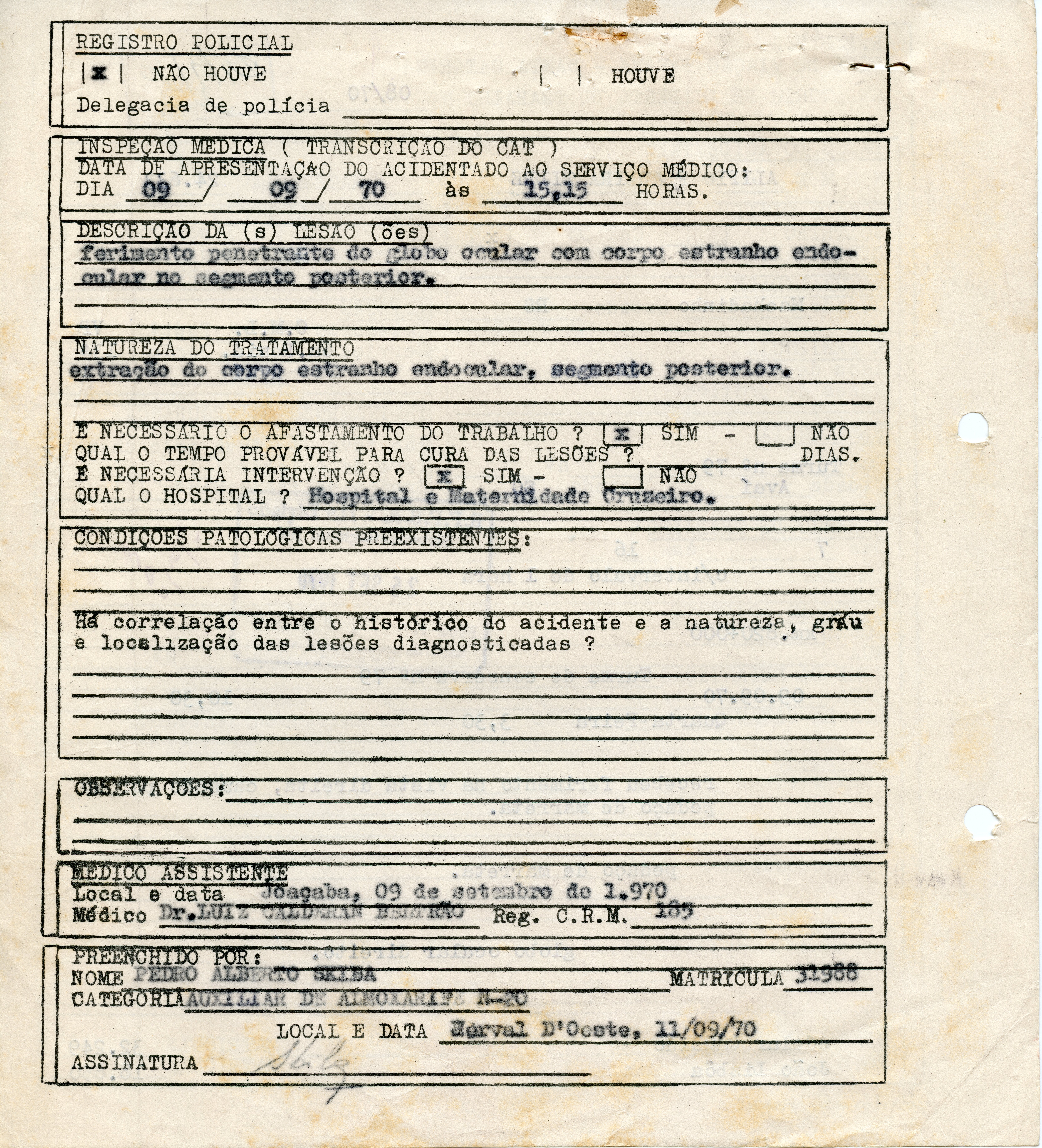 Este documento é um formulário de registro policial e inspeção médica datado de 1970, referente a um acidente de trabalho. O papel apresenta sinais de envelhecimento e desgaste, contendo informações datilografadas sobre um ferimento ocular ocorrido em Joaçaba, Santa Catarina.