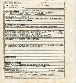 Este documento é um formulário de registro policial e inspeção médica datado de 1970, referente a um acidente de trabalho. O papel apresenta sinais de envelhecimento e desgaste, contendo informações datilografadas sobre um ferimento ocular ocorrido em Joaçaba, Santa Catarina.