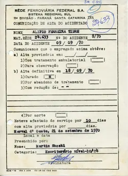 Documento oficial da Rede Ferroviária Federal S.A. datado de 1970, referente a uma comunicação de alta de acidente de trabalho. O formulário datilografado detalha o afastamento de um funcionário em Herval d'Oeste, contendo assinaturas e carimbos administrativos.