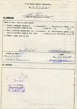 Este documento é um formulário administrativo oficial datado de 1968, contendo despachos sobre gratificações por tempo de serviço. O papel apresenta assinaturas manuscritas, carimbos de arquivo e preenchimentos datilografados, refletindo a burocracia corporativa ou pública brasileira da época.