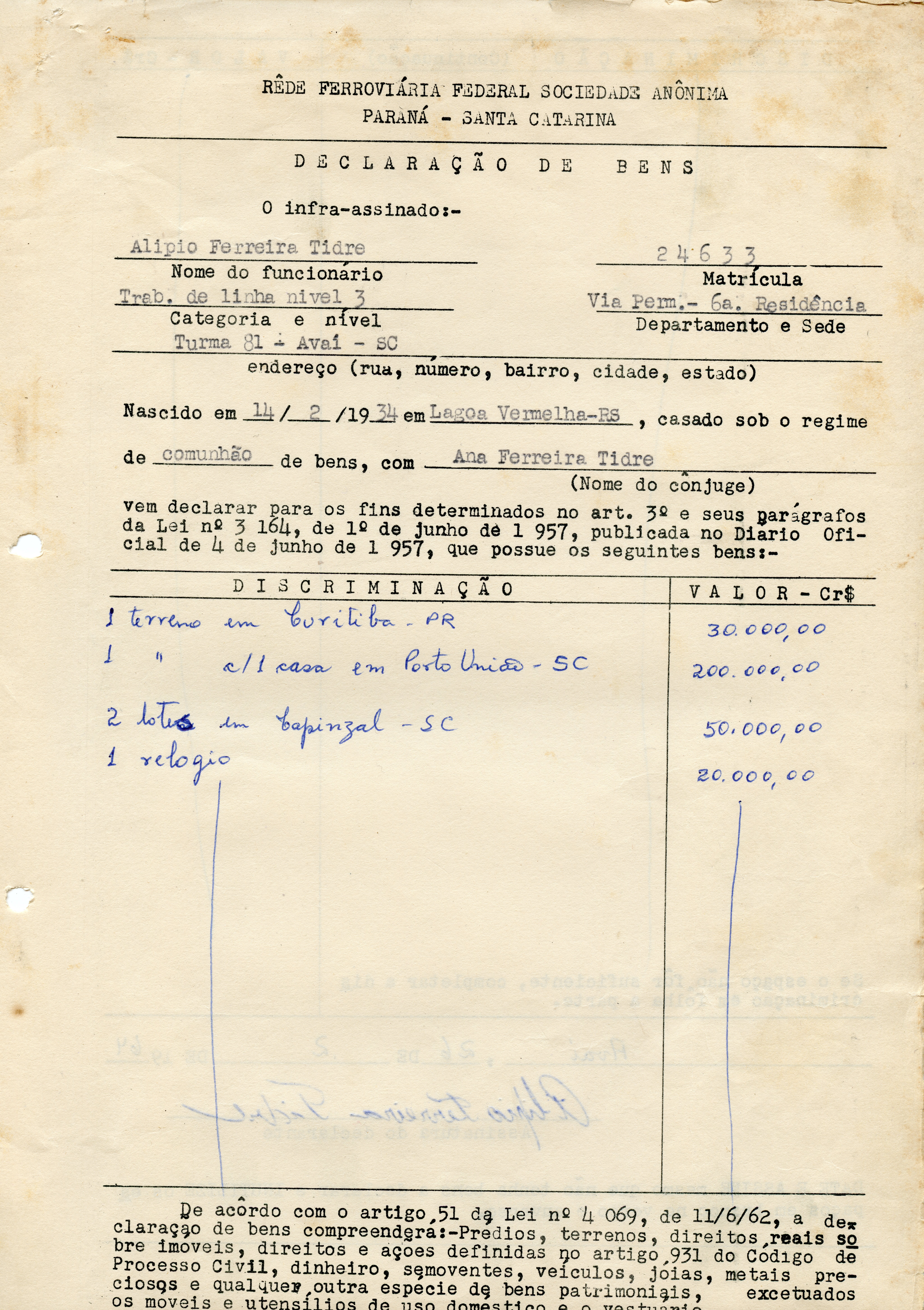Este documento é uma declaração de bens preenchida por um funcionário da Rêde Ferroviária Federal, datada do final da década de 1950 ou início de 1960. O formulário detalha propriedades e bens de Alipio Ferreira Tidre, incluindo terrenos e imóveis em cidades do Paraná e Santa Catarina, refletindo a burocracia administrativa ferroviária da época.