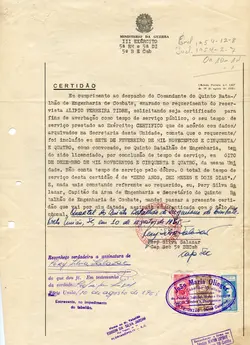 Documento oficial do Ministério da Guerra, especificamente uma certidão de tempo de serviço militar emitida em Porto União, Santa Catarina. O documento é datado de 1965 e detalha o período de serviço de um reservista no Quinto Batalhão de Engenharia de Combate, contendo assinaturas, carimbos de cartório e selos fiscais.