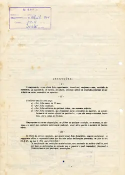 Este documento é um formulário oficial brasileiro para requerimento de salário-família, datado de abril de 1964. O papel apresenta instruções detalhadas sobre os critérios de elegibilidade para dependentes e carimbo de repartição pública de Curitiba.