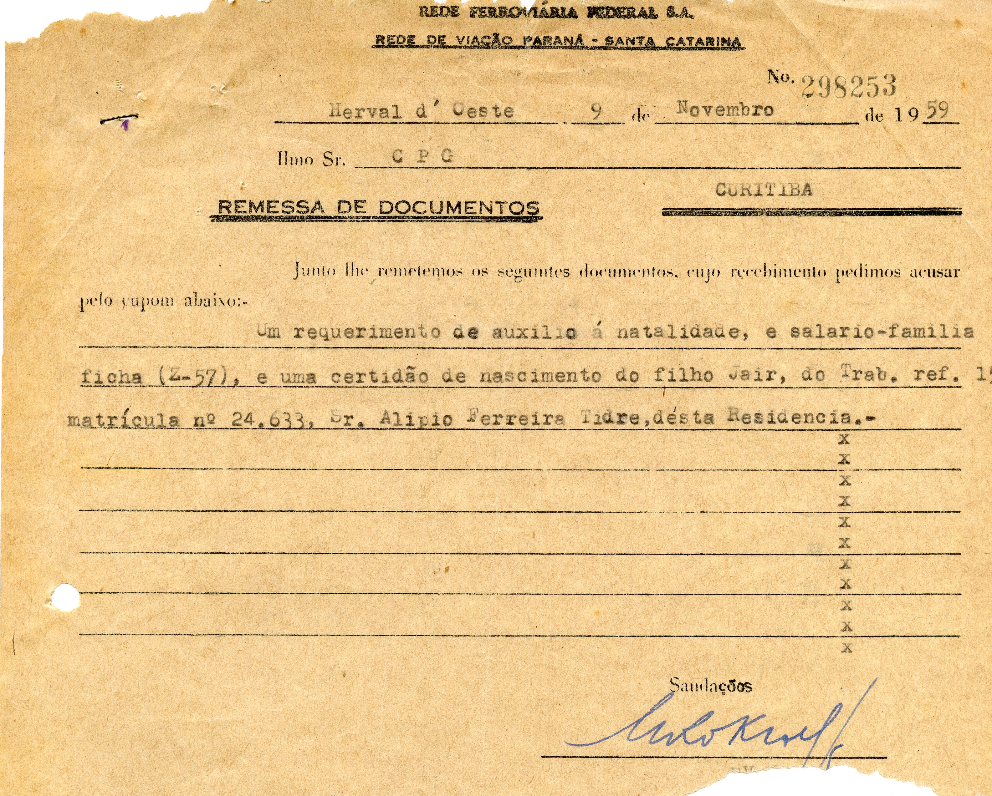 Documento oficial da Rede Ferroviária Federal S.A. datado de 1959, referente a uma remessa de documentos administrativos em Herval d'Oeste. O papel apresenta sinais de envelhecimento e desgaste, contendo informações sobre auxílio-natalidade e salário-família de um funcionário ferroviário.