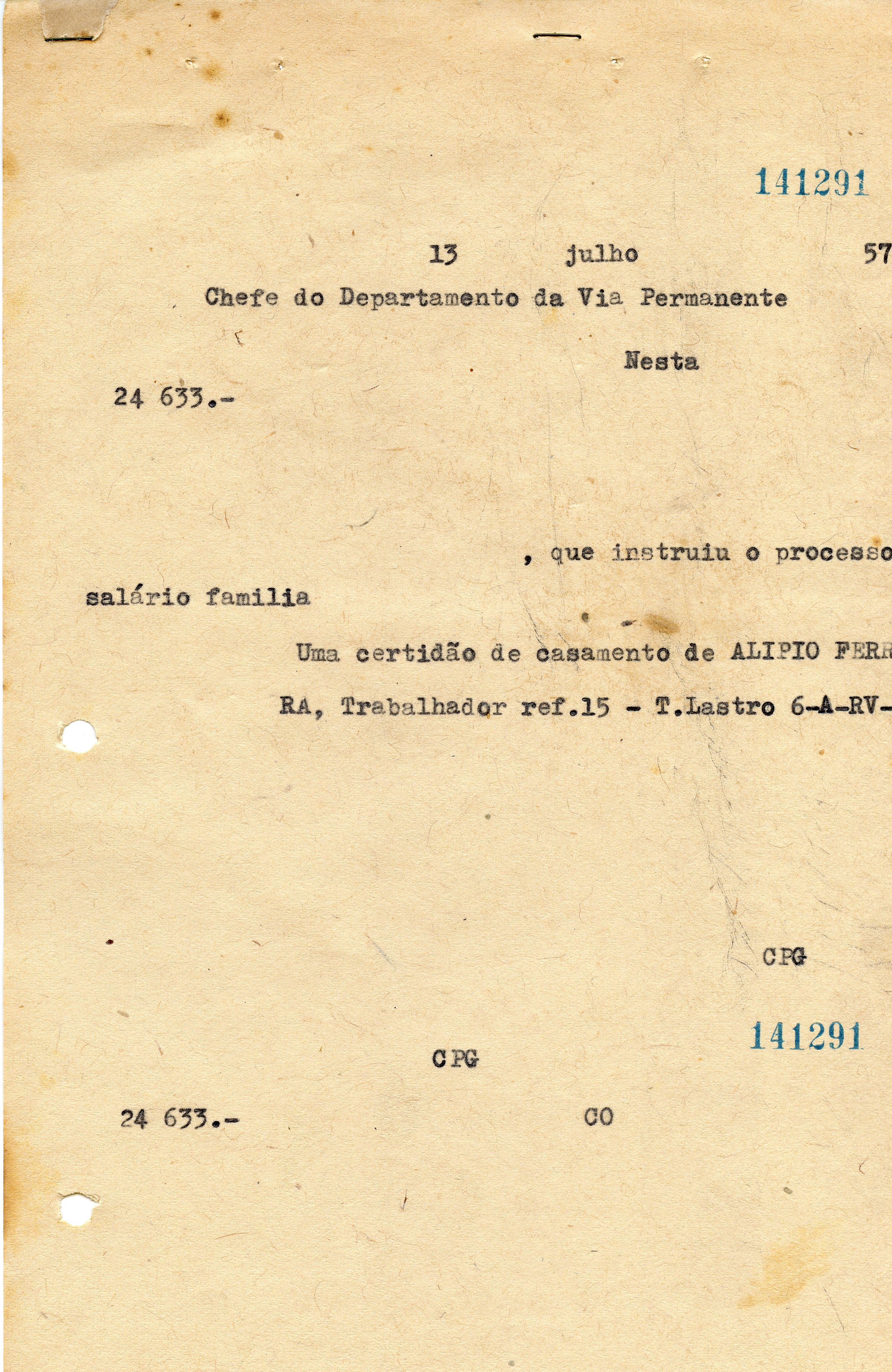 Documento datilografado em papel envelhecido, possivelmente um memorando ou comunicação interna de uma repartição pública ou ferroviária. O texto menciona o 'Departamento da Via Permanente' e refere-se a um processo administrativo envolvendo salário-família e certidão de casamento, datado provavelmente de 1957.