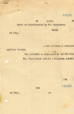 Documento datilografado em papel envelhecido, possivelmente um memorando ou comunicação interna de uma repartição pública ou ferroviária. O texto menciona o 'Departamento da Via Permanente' e refere-se a um processo administrativo envolvendo salário-família e certidão de casamento, datado provavelmente de 1957.