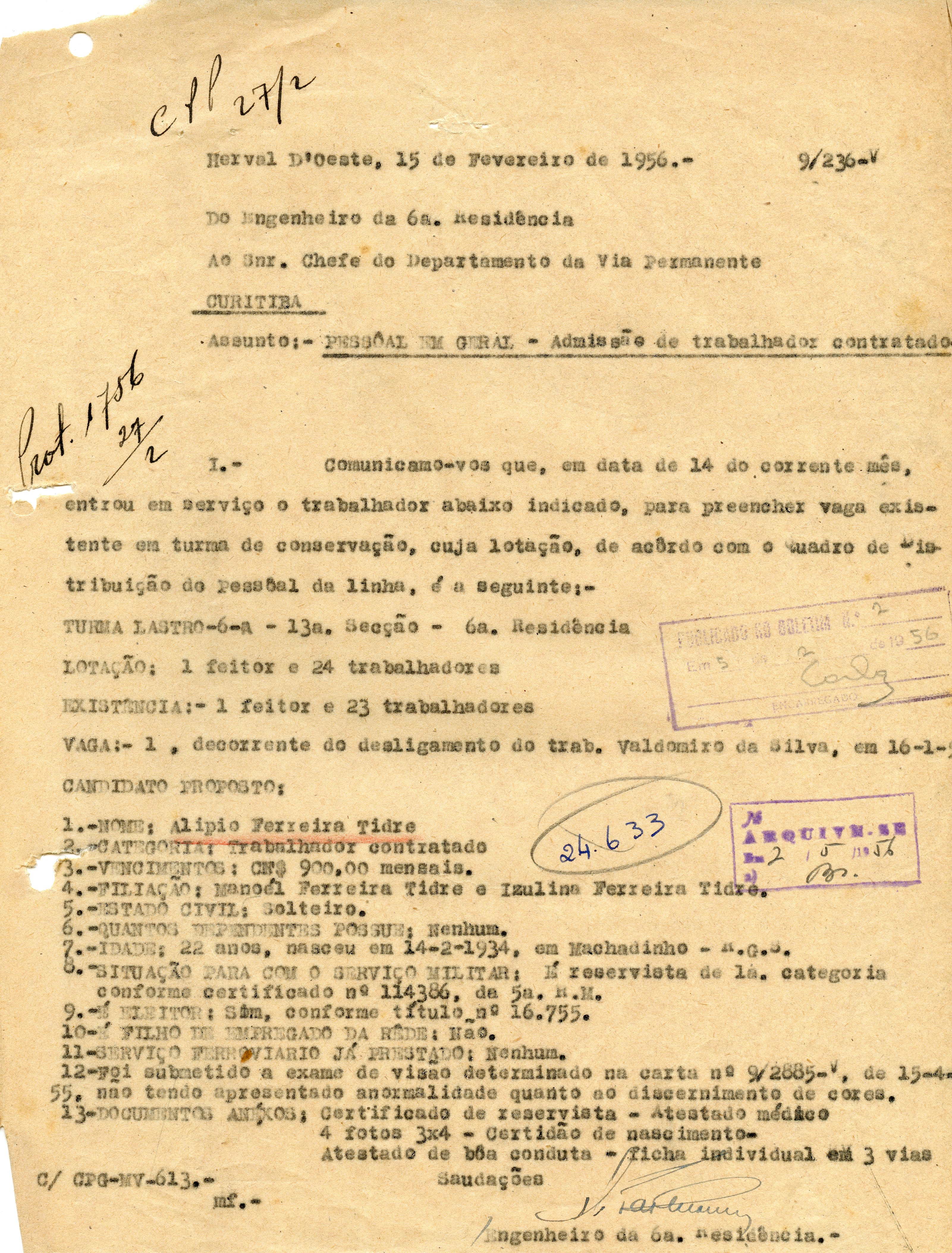 Documento datilografado oficial de 1956, referente à admissão de um trabalhador ferroviário em Herval d'Oeste. O texto detalha informações contratuais e pessoais do candidato Alipio Ferreira Tidre, apresentando carimbos administrativos e anotações manuscritas de arquivo.