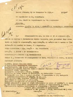 Documento datilografado oficial de 1956, referente à admissão de um trabalhador ferroviário em Herval d'Oeste. O texto detalha informações contratuais e pessoais do candidato Alipio Ferreira Tidre, apresentando carimbos administrativos e anotações manuscritas de arquivo.