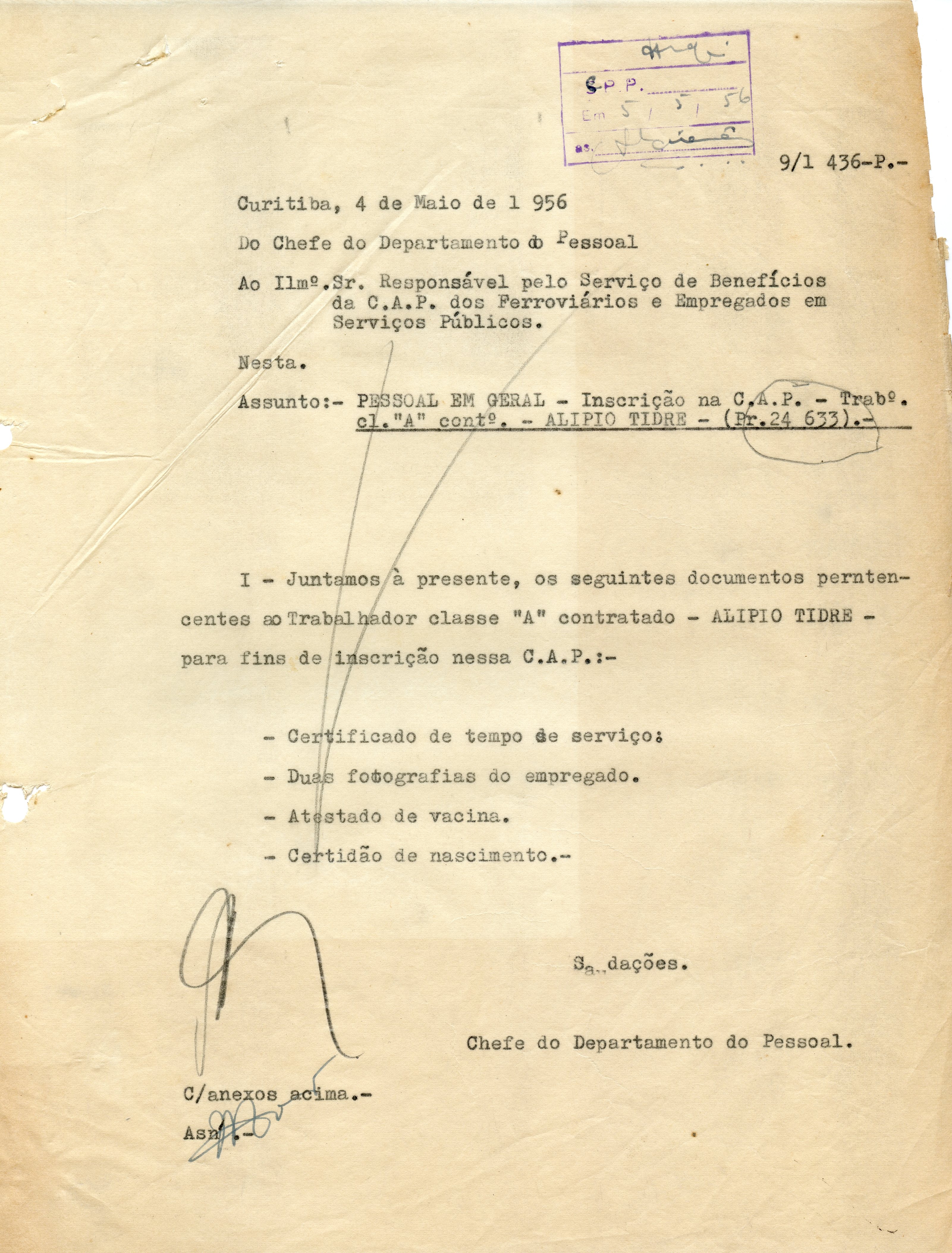 Documento oficial datilografado datado de 1956, referente a trâmites administrativos de um funcionário ferroviário em Curitiba. O papel apresenta marcas de envelhecimento e um carimbo de recebimento, contendo informações sobre a inscrição de um trabalhador na C.A.P.