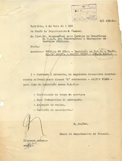 Documento oficial datilografado datado de 1956, referente a trâmites administrativos de um funcionário ferroviário em Curitiba. O papel apresenta marcas de envelhecimento e um carimbo de recebimento, contendo informações sobre a inscrição de um trabalhador na C.A.P.