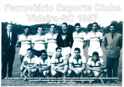 Fotografia histórica do time de futebol Ferroviário Esporte Clube de Videira, Santa Catarina, datada de 1957. A imagem mostra os jogadores uniformizados e membros da comissão técnica posando em um campo, com legendas explicativas sobre os nomes dos integrantes e o contexto do registro.