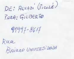 Um bilhete escrito à mão com caneta azul sobre papel branco, contendo informações de contato e remetente. O texto indica uma comunicação pessoal ou comercial, mencionando nomes e um número de telefone, possivelmente de um contexto local ou cotidiano.