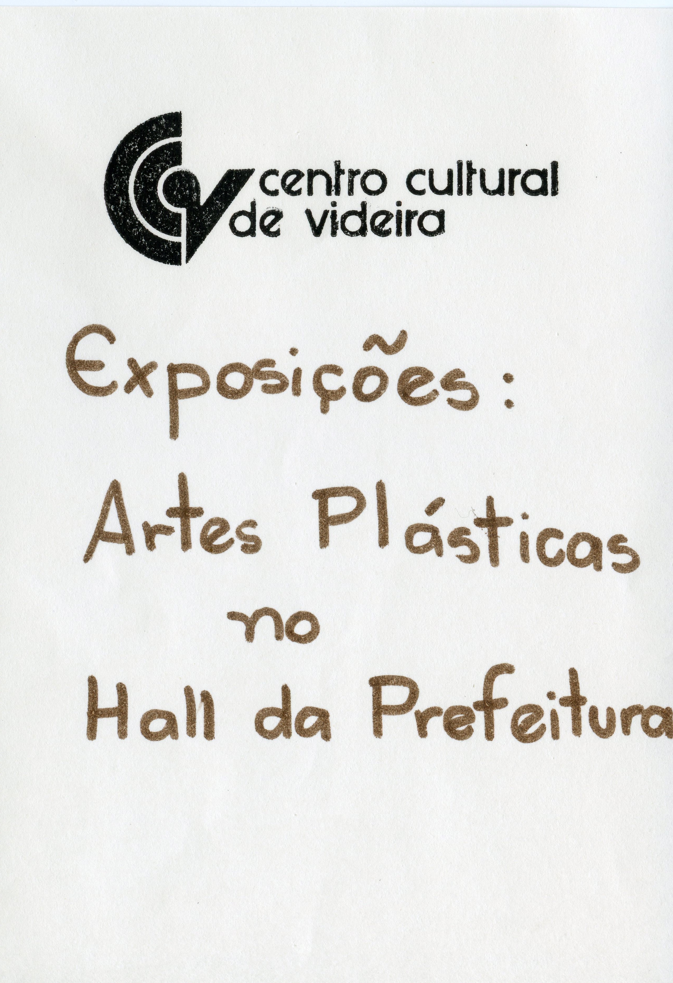 Este documento apresenta um anúncio ou cartaz informativo do Centro Cultural de Videira. O texto comunica a realização de exposições de artes plásticas no hall da prefeitura, utilizando uma tipografia simples e o logotipo da instituição.