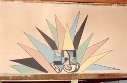 Uma pintura mural abstrata com formas geométricas em formato de leque ou sol nascente, apresentando cores pastéis e contornos escuros. A obra parece estar localizada em uma parede interna, possivelmente em um ambiente público ou comercial, com um estilo artístico que remete ao modernismo de meados do século XX.