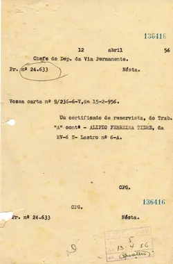 Documento oficial datilografado datado de 1956, referente a comunicações administrativas sobre um certificado de reservista. O papel apresenta sinais de envelhecimento e um carimbo de arquivo, refletindo a burocracia ferroviária ou pública da época.