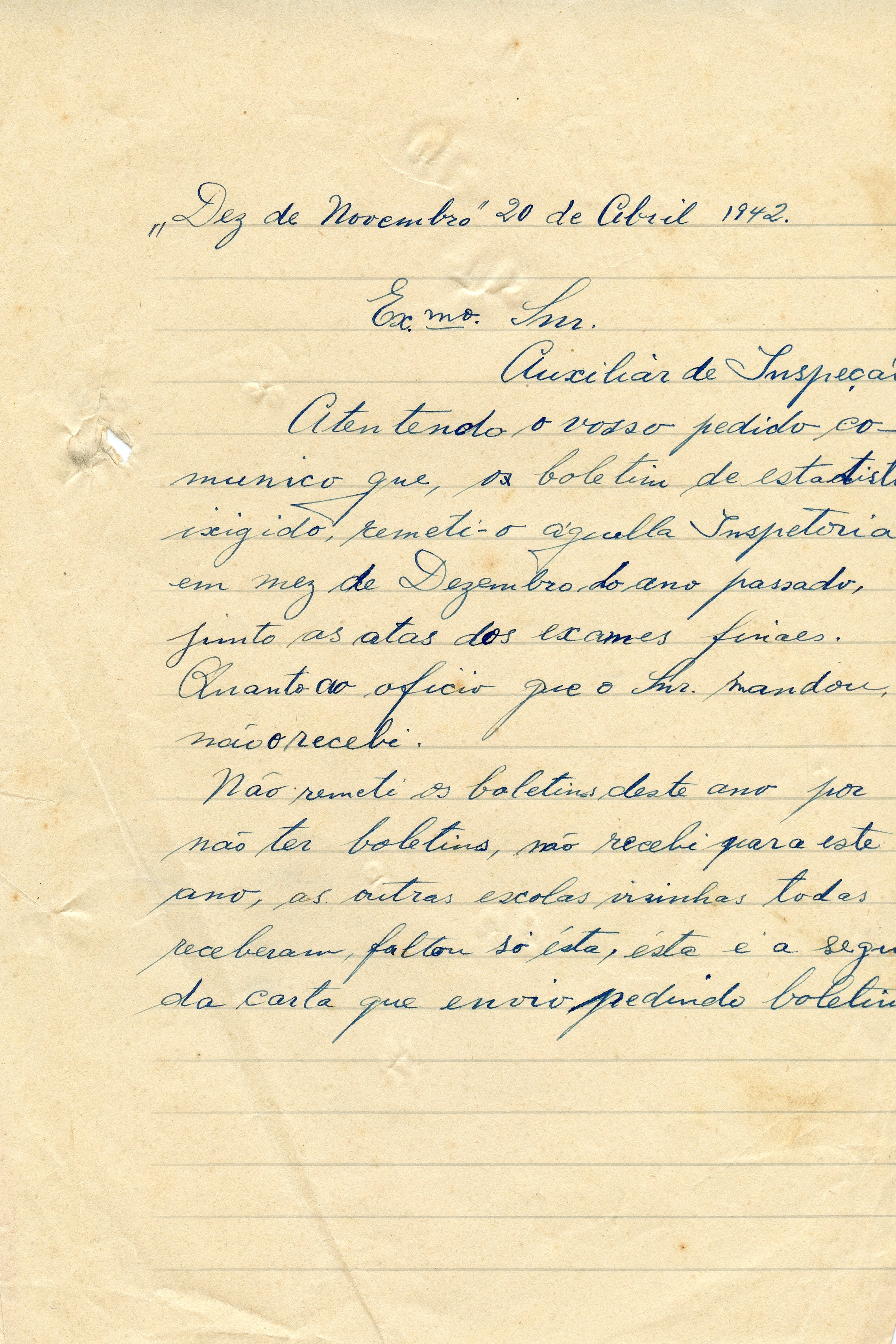 Uma carta manuscrita datada de 20 de abril de 1942, escrita em papel pautado com sinais de envelhecimento. O texto trata de questões administrativas escolares, mencionando o envio de boletins de estatística e a falta de formulários para o ano letivo corrente.