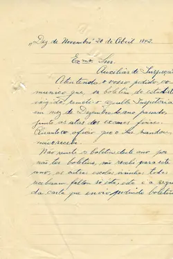 Uma carta manuscrita datada de 20 de abril de 1942, escrita em papel pautado com sinais de envelhecimento. O texto trata de questões administrativas escolares, mencionando o envio de boletins de estatística e a falta de formulários para o ano letivo corrente.