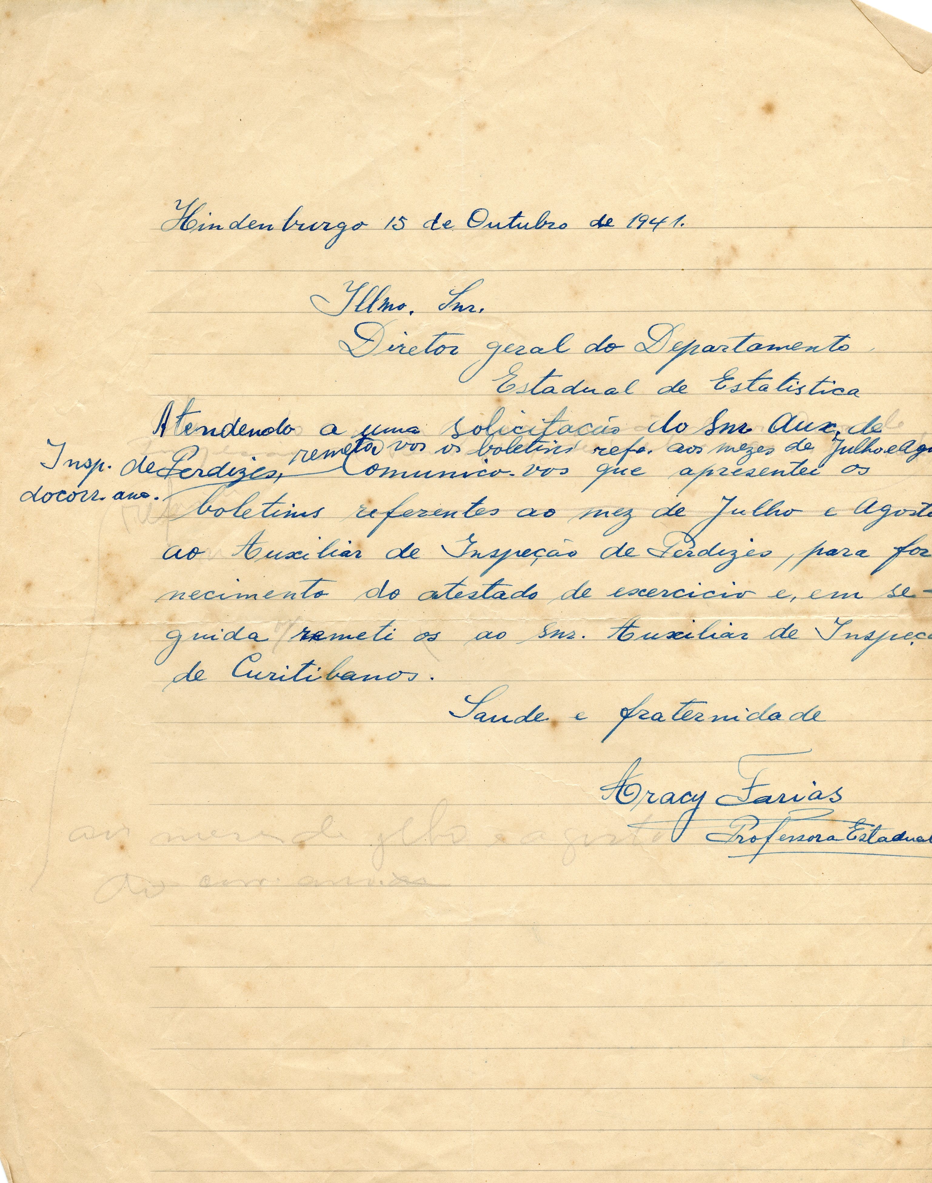 Documento manuscrito datado de 15 de outubro de 1941, redigido em papel pautado com sinais de envelhecimento e manchas de oxidação. O texto é uma comunicação oficial de uma professora estadual sobre o envio de boletins estatísticos para departamentos de inspeção em Perdizes e Curitibanos.