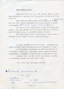 Este documento é uma biografia datilografada de Araci Schüler Farias, detalhando sua trajetória de vida, carreira como professora e homenagens familiares. O texto contém anotações manuscritas à caneta e parece ser um registro histórico ou informativo de caráter pessoal ou genealógico.