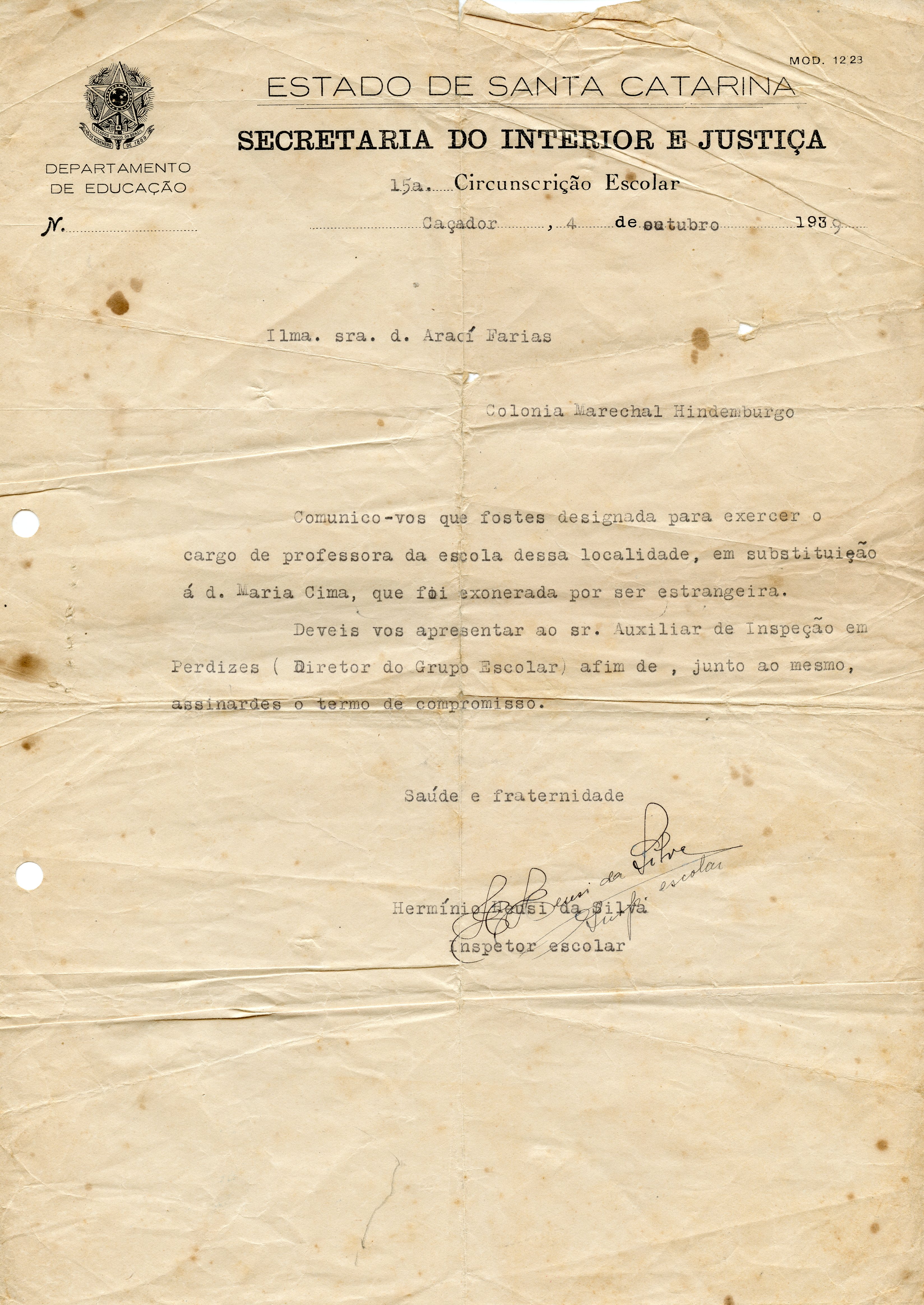 Documento oficial datilografado da Secretaria do Interior e Justiça de Santa Catarina, datado de 1939, comunicando a nomeação de uma professora em Caçador. O texto menciona a exoneração de uma professora estrangeira, refletindo o contexto político da época, e apresenta marcas de dobras e manchas de envelhecimento típicas de papéis históricos.